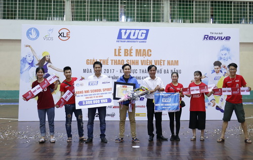 Đồng chí Nguyễn Bình Minh trao giải Nhì cho đội đạt hạng nhì School Spirit, VUG 2017